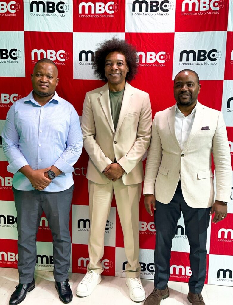Stewart Sukuma com representantes da MBC após a assinatura do memorando.