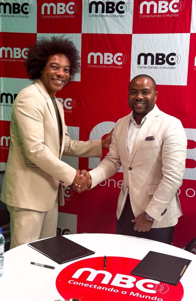 Stewart Sukuma com representantes da MBC após a assinatura do memorando.
